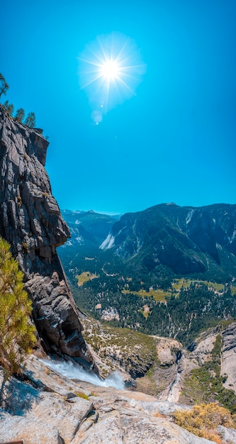 Młoda dziewczyna na Swinging Bridge Dolina Yosemite Zdjęcie pionowe