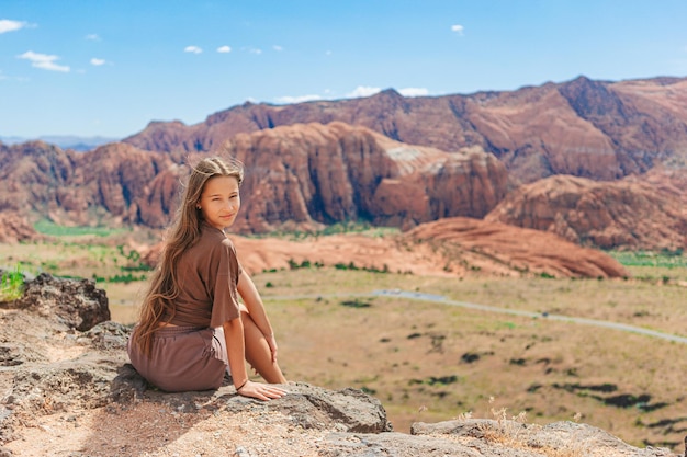 Zdjęcie młoda dziewczyna na szlaku w fire valley w utah