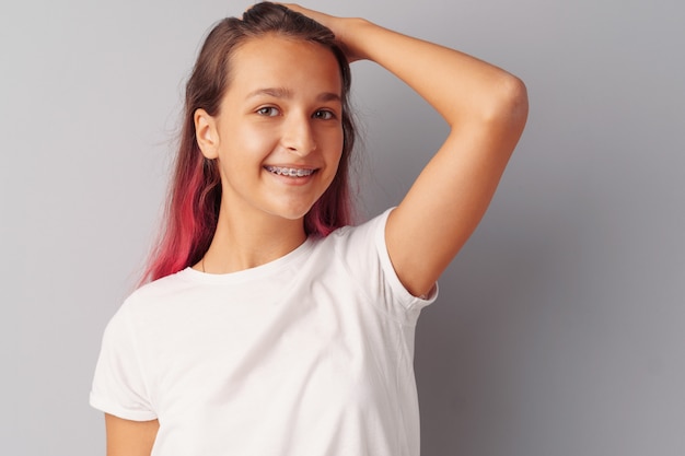 Młoda dziewczyna nastolatka z różowymi włosami szczęśliwa i uśmiechnięta