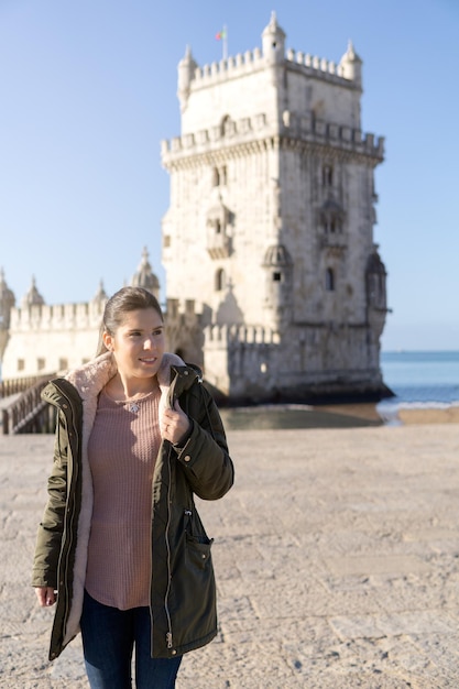 Młoda dziewczyna odwiedzająca wieżę Belem w Lizbonie, Portugalia