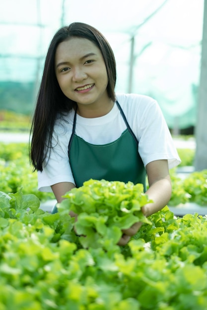Młoda dziewczyna pracująca w gospodarstwie domowym w gospodarstwie hydroponicznym