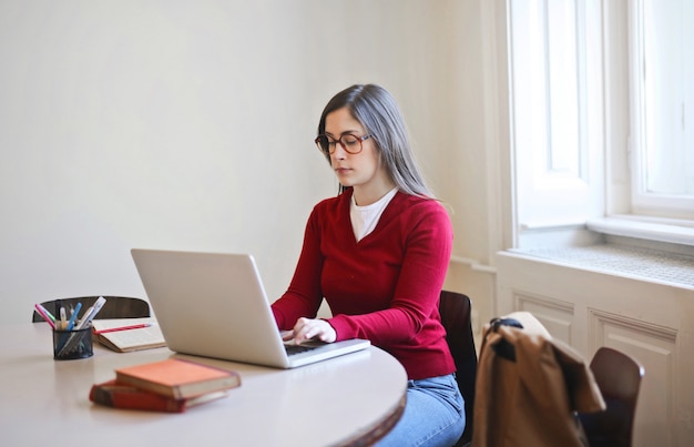 Młoda Dziewczyna Pracuje Na Laptopie