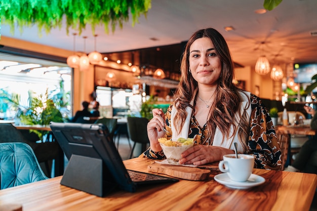 Młoda dziewczyna rasy kaukaskiej o zdrowe śniadanie dla jej diety w restauracji.