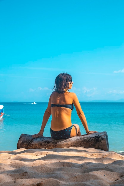 Młoda Dziewczyna Siedzi Na Plaży W Punta De Sal Tela Honduras