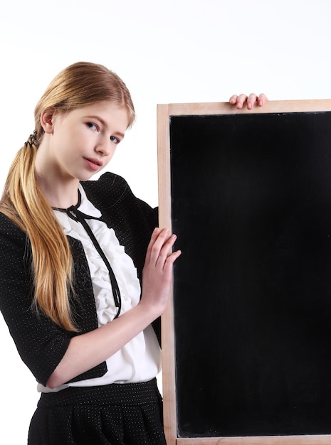 Młoda dziewczyna trzyma czarną tablicę