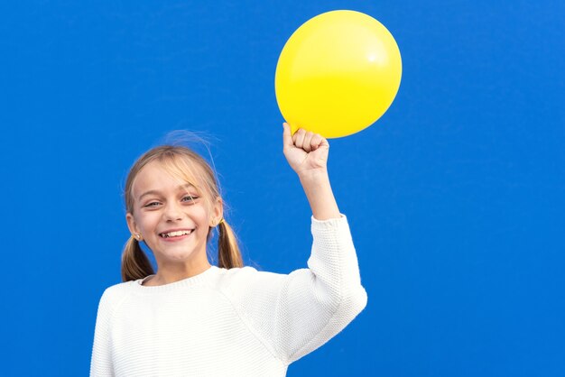 Młoda Dziewczyna Trzyma żółty Balon