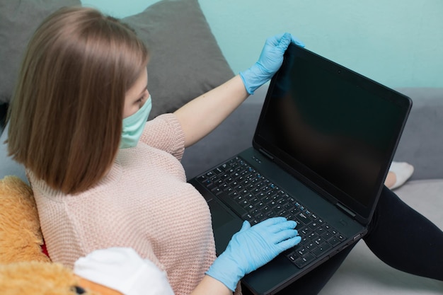 Młoda dziewczyna uczy się online za pomocą nowoczesnego laptopa