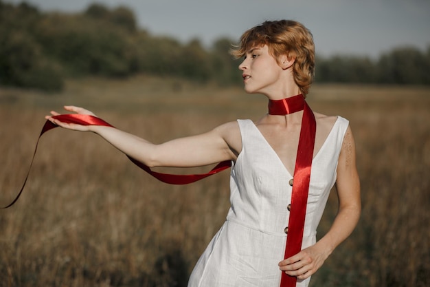 Młoda dziewczyna w białej sukni wieś portret kobiety