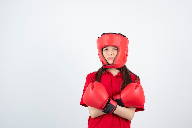 młoda dziewczyna w czerwonym mundurze na sobie rękawice bokserskie