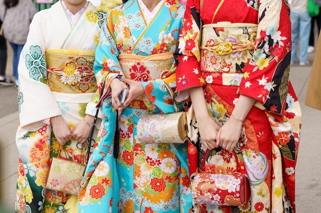 Młoda dziewczyna w japońskim kimonie stojąca przed świątynią Sensoji w Tokio Japonia Kimono to tradycyjny strój japoński Słowo kimono, które w rzeczywistości oznacza coś do noszenia