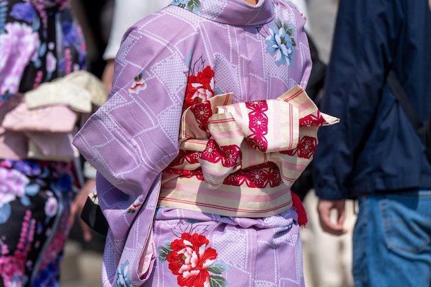 Zdjęcie młoda dziewczyna w japońskim kimono stojąca przed świątynią sensoji w tokio japonia kimono to japońska tradycyjna odzież słowo kimono, które w rzeczywistości oznacza rzecz do noszenia