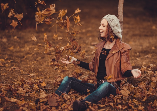 Młoda dziewczyna w jesień parku