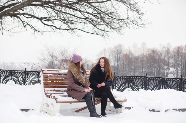 Młoda dziewczyna w winter park na spacerze. Święta Bożego Narodzenia w zimowym lesie. Dziewczyna cieszy się zimą w parku.