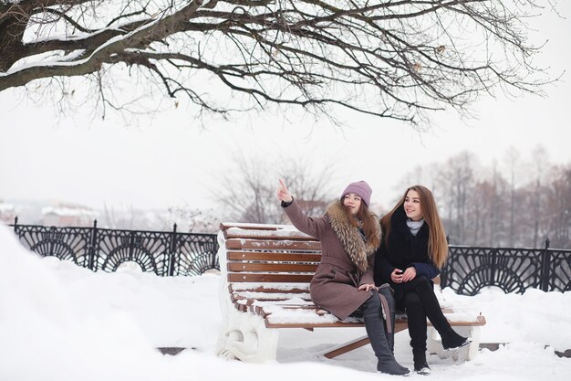 Młoda dziewczyna w winter park na spacerze. Święta Bożego Narodzenia w zimowym lesie. Dziewczyna cieszy się zimą w parku.