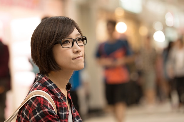 Młoda dziewczyna z Azji w centrum handlowym w Taipei na Tajwanie.