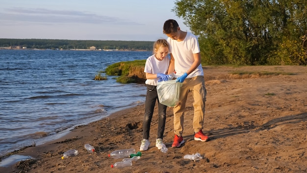 Młoda dziewczyna z bratem zbiera śmieci