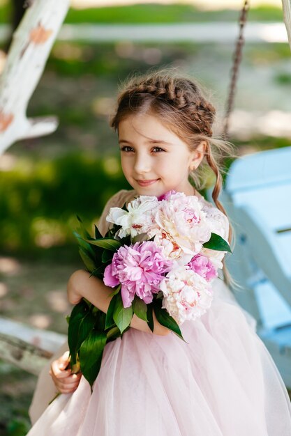 Młoda dziewczyna z bukietem kwiatów