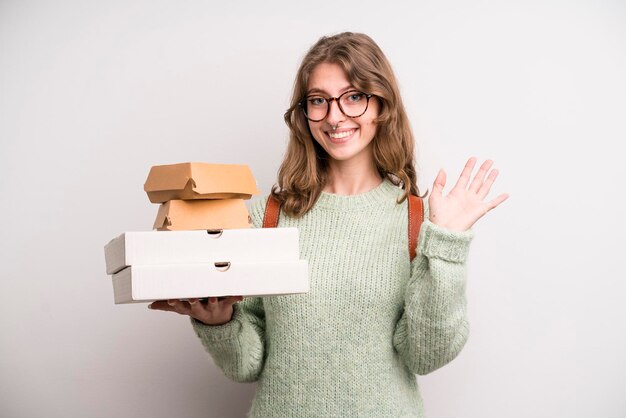 Młoda dziewczyna z pizzą i hamburgerami zabiera koncepcję fast food