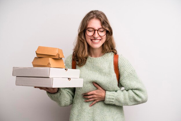 Młoda dziewczyna z pizzą i hamburgerami zabiera koncepcję fast food