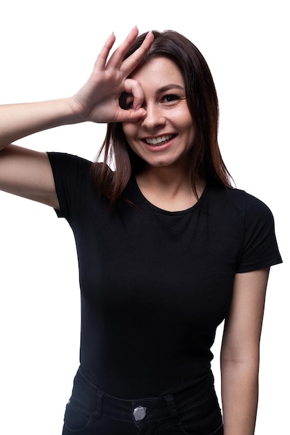 Młoda Europejka ubrana w czarną koszulkę uśmiecha się na białym tle z kopią przestrzeni