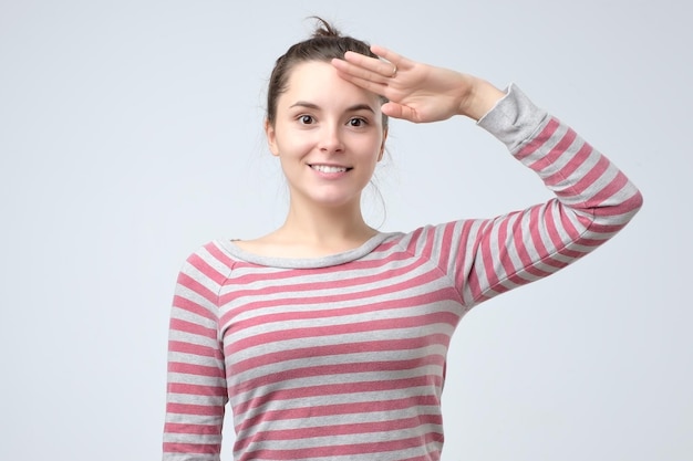 Młoda Europejska Kobieta Salutuje Pokazując Swój Patriotyzm