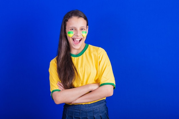 Młoda fanka piłki nożnej z Brazylii skrzyżowała ręce
