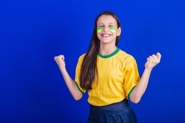 Młoda Fanka Piłki Nożnej Z Brazylii świętuje