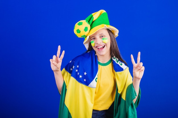 Młoda fanka piłki nożnej z Brazylii ubrana w kapelusz i flaga dobrych wibracji