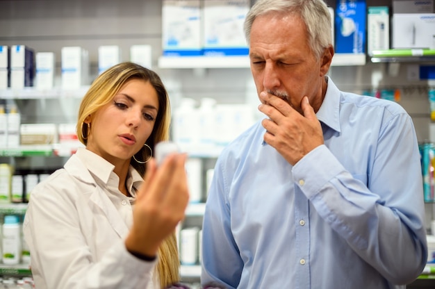 Młoda Farmaceutka Zajmująca Się Klientem