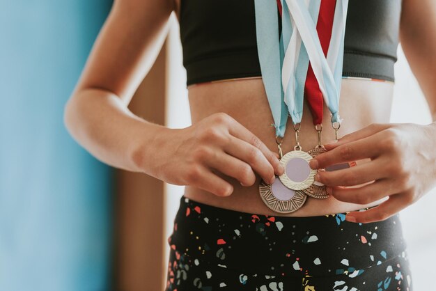 Młoda gimnastyczka z wieloma medalami