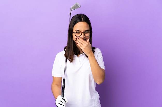 Młoda golfista kobieta nad odosobnioną kolorową ścienną szczęśliwym i uśmiechniętym nakrywkowym usta ręką