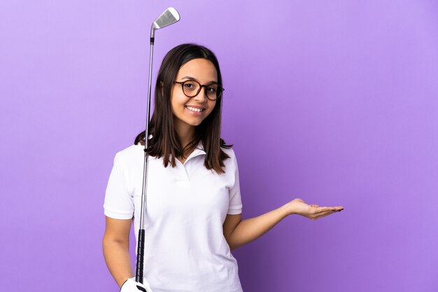 Młoda golfista kobieta nad odosobniony kolorowym