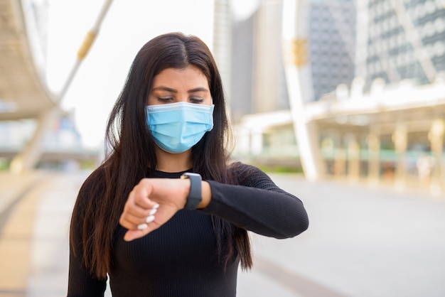 Młoda Hinduska Z Maską, Sprawdzanie Czasu Na Moście Skywalk