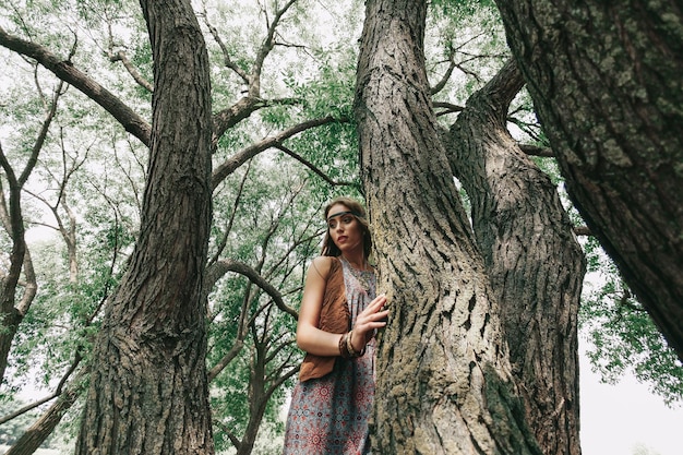Młoda hipis kobieta na spacerze po lesie