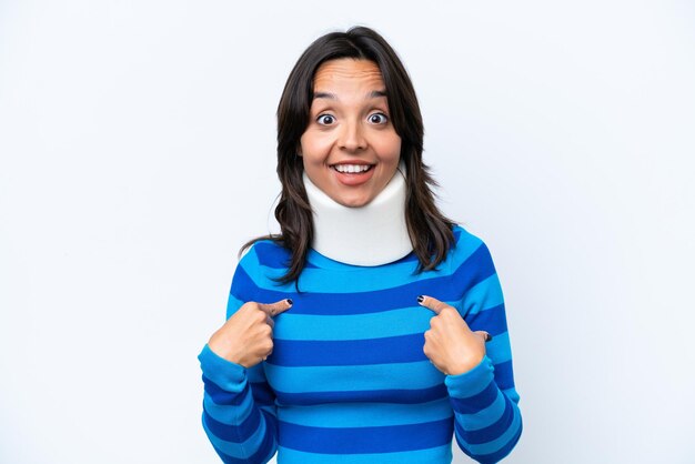 Młoda hiszpańska kobieta nosząca bransoletkę na szyi izolowana na białym tle z zdziwionym wyrazem twarzy