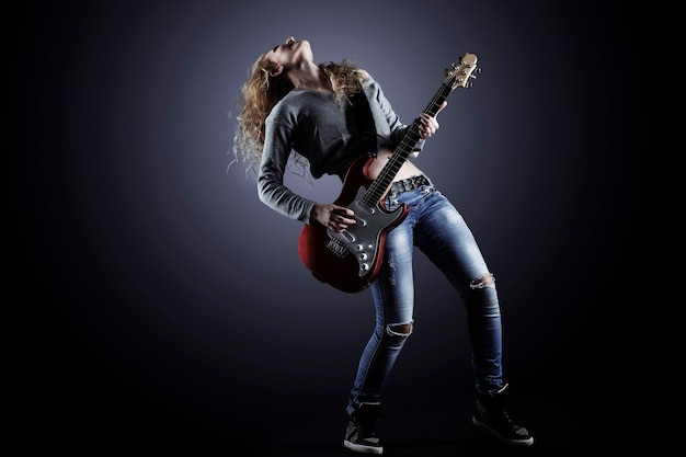 Zdjęcie młoda i piękna dziewczyna rocka gra na gitarze elektrycznej