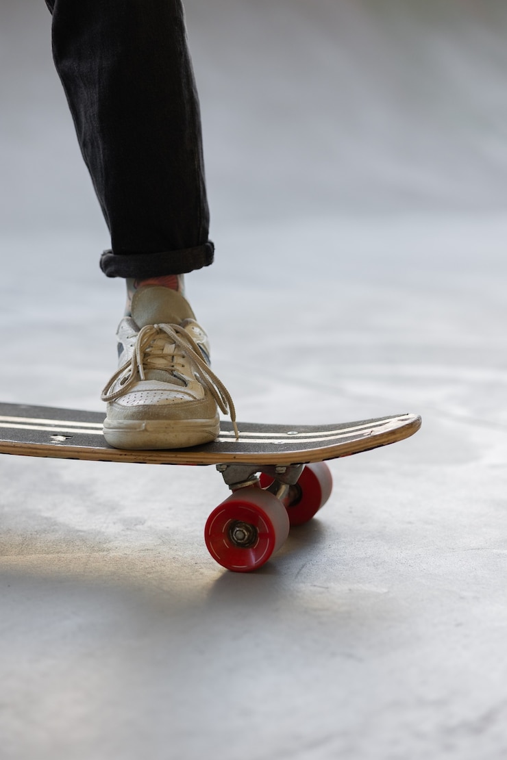 Zdjęcie młoda i piękna kobieta skater kobieta w pomarańczowej kurtce jeździ na deskorolce na pad do skate