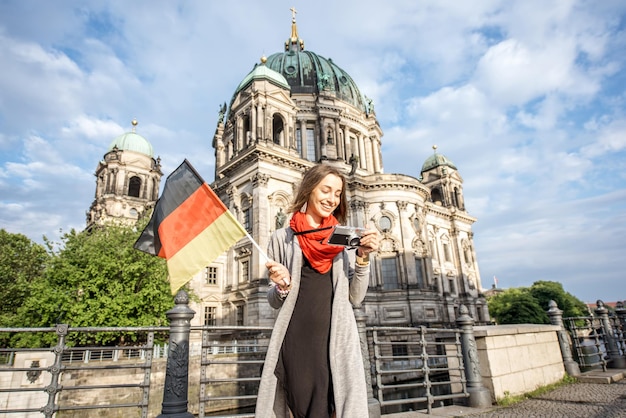 Młoda I Szczęśliwa Turystka Z Aparatem Fotograficznym Przed Słynną Katedrą W Berlinie