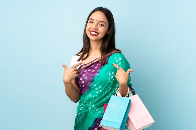 Młoda Indianka z torbami na zakupy dumna i zadowolona z siebie