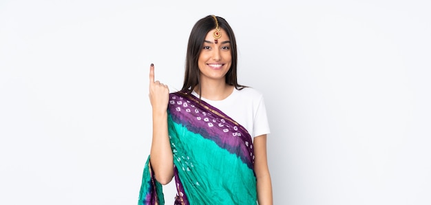 Młoda Indiańska kobieta wskazuje z palcem wskazującym świetny pomysł na białej ścianie
