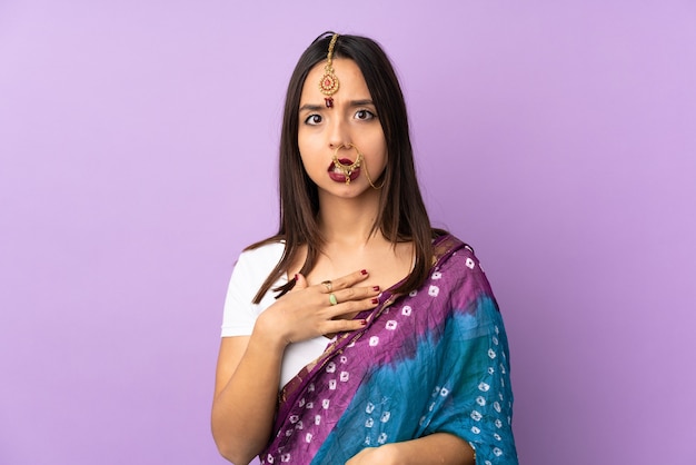 Młoda indyjska kobieta na białym tle na fioletowo, wskazując na siebie