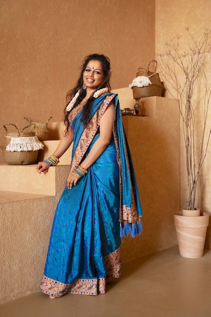 Zdjęcie młoda indyjska kobieta nosi sari
