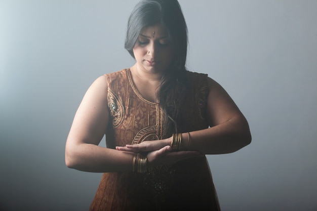 Młoda indyjska kobieta obejmuje jej pochodzenie etniczne