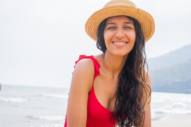 Młoda indyjska kobieta ono uśmiecha się na plaży