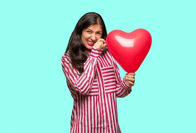 Młoda indyjska kobieta świętuje valentines dzień