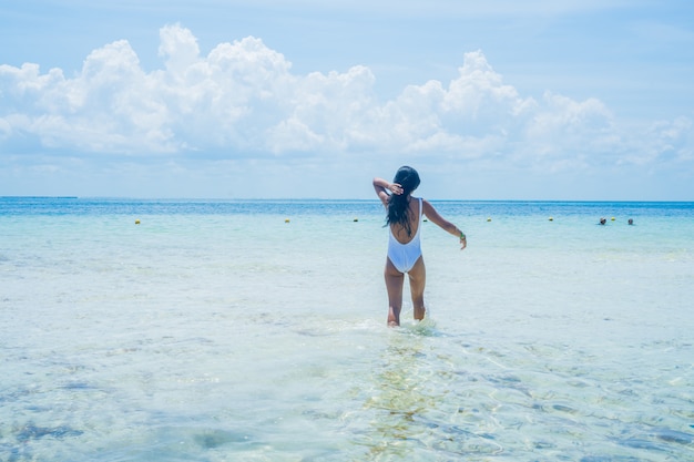 Młoda indyjska kobieta szczęśliwa w plaży