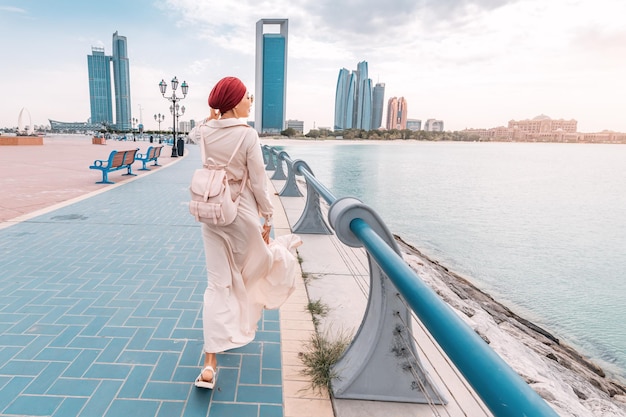 Młoda indyjska kobieta z dumą nosi turban, spacerując po nabrzeżu Abu Dhabi, świętując swoje dziedzictwo kulturowe i tożsamość