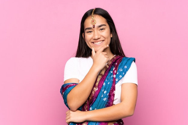 Młoda indyjska kobieta z sari na białym tle uśmiechnięty