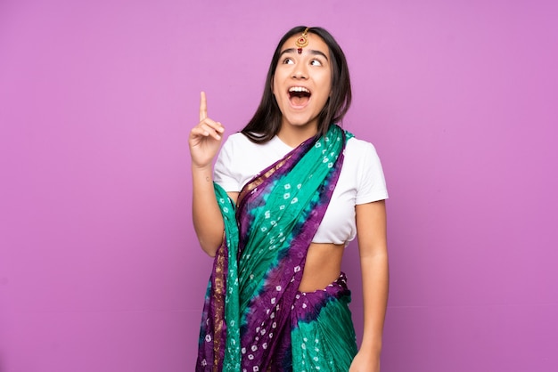 Młoda indyjska kobieta z sari skierowaną w górę i zaskoczona