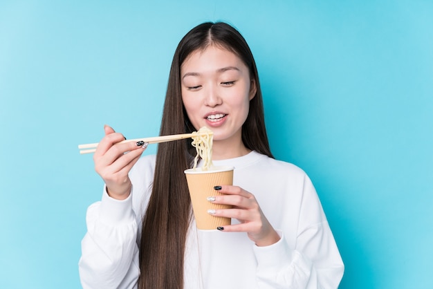 Młoda Japonka jedzenia makaronu